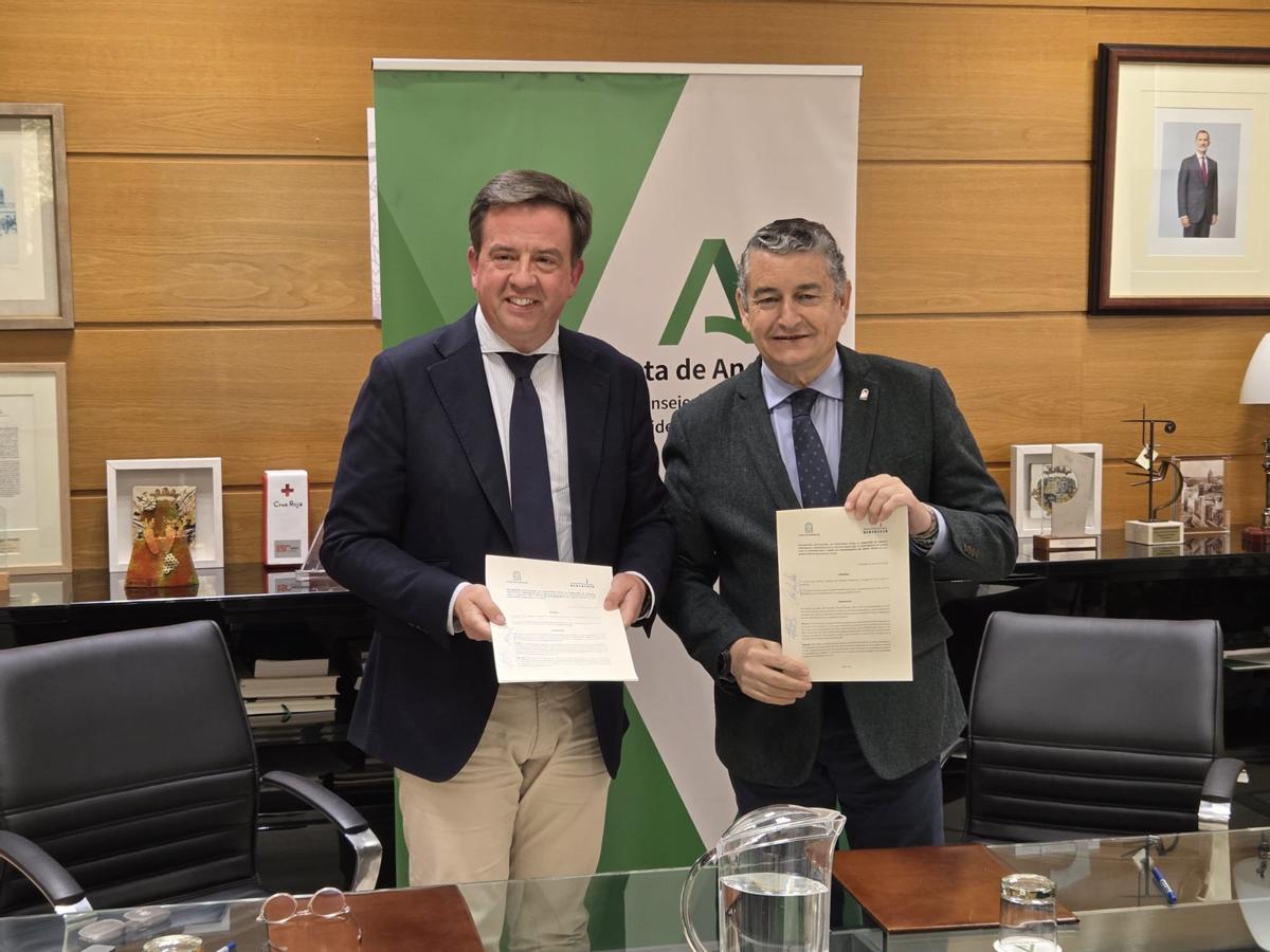Aurelio Fernández y Antonio Sanz muestran la declaración institucional sobre el nuevo centro sanitario de Lucena.