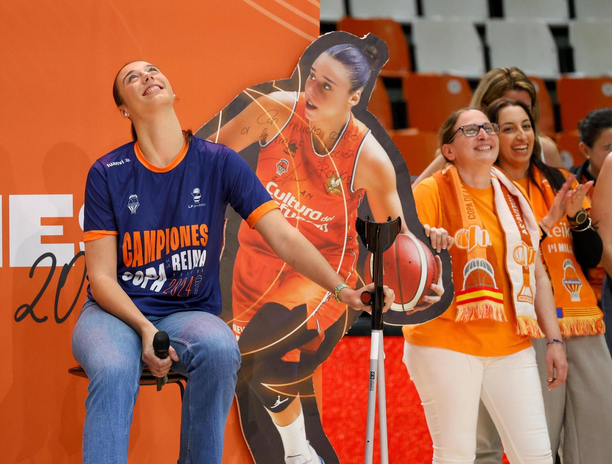 El Valencia Basket celebra a lo grande la Copa de la Reina con su afición