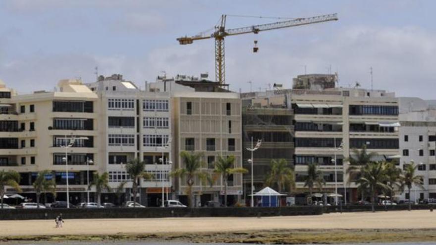 Grúa donde se levanta el edificio de siete plantas de la promotora Lanzabuilding frente a la playa del Reducto en Arrecife. i ADRIEL PERDOMO