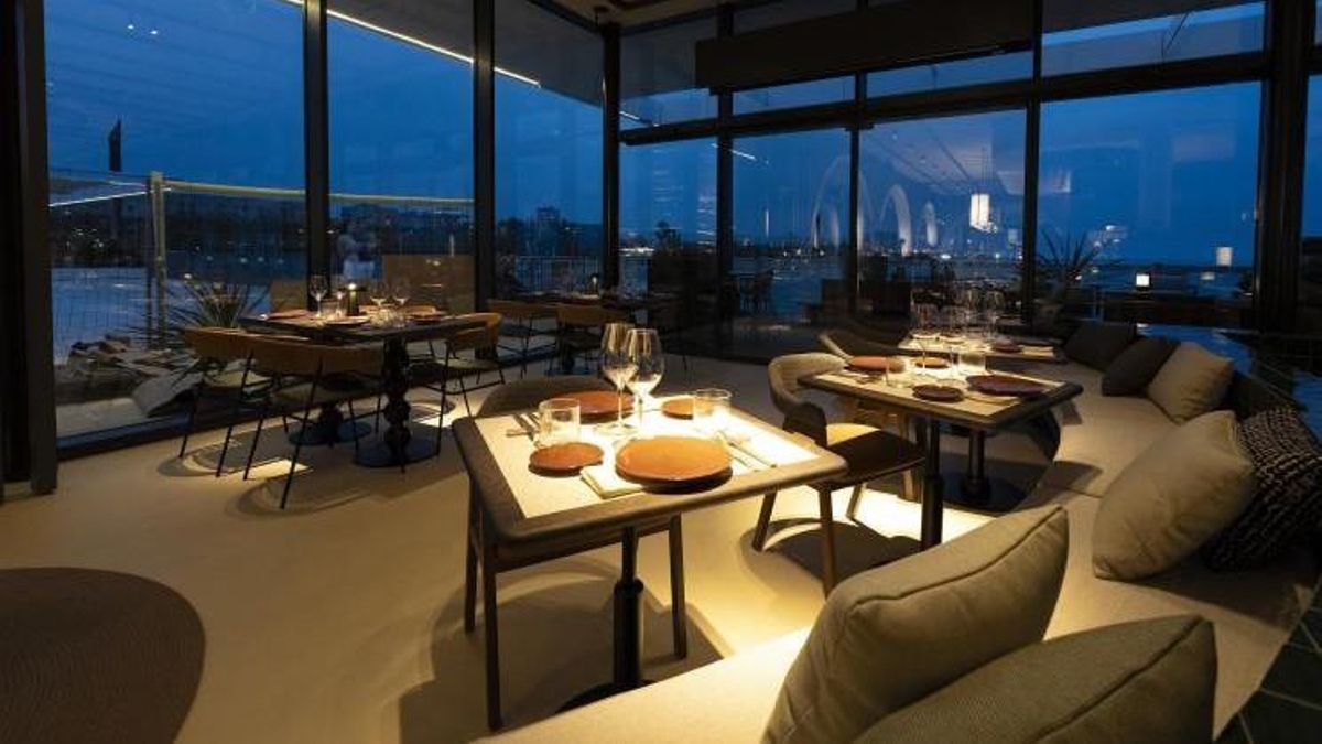 La sala acristalada del restaurante Eldelmar, de los hermanos Torres, en el Balcón Gastronómico del Port Olímpic.