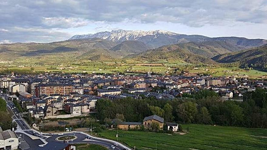 Una vista de la ciutat de la Seu d&#039;Urgell, amb el Cadí al fons