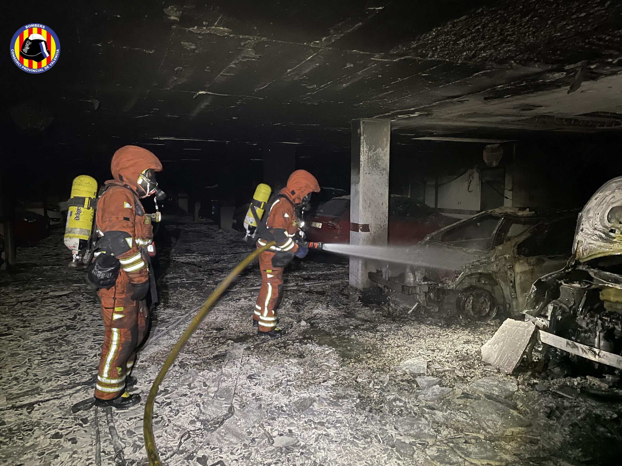 Un incendio en un garaje obliga a evacuar a más de 100 familias en Alaquàs