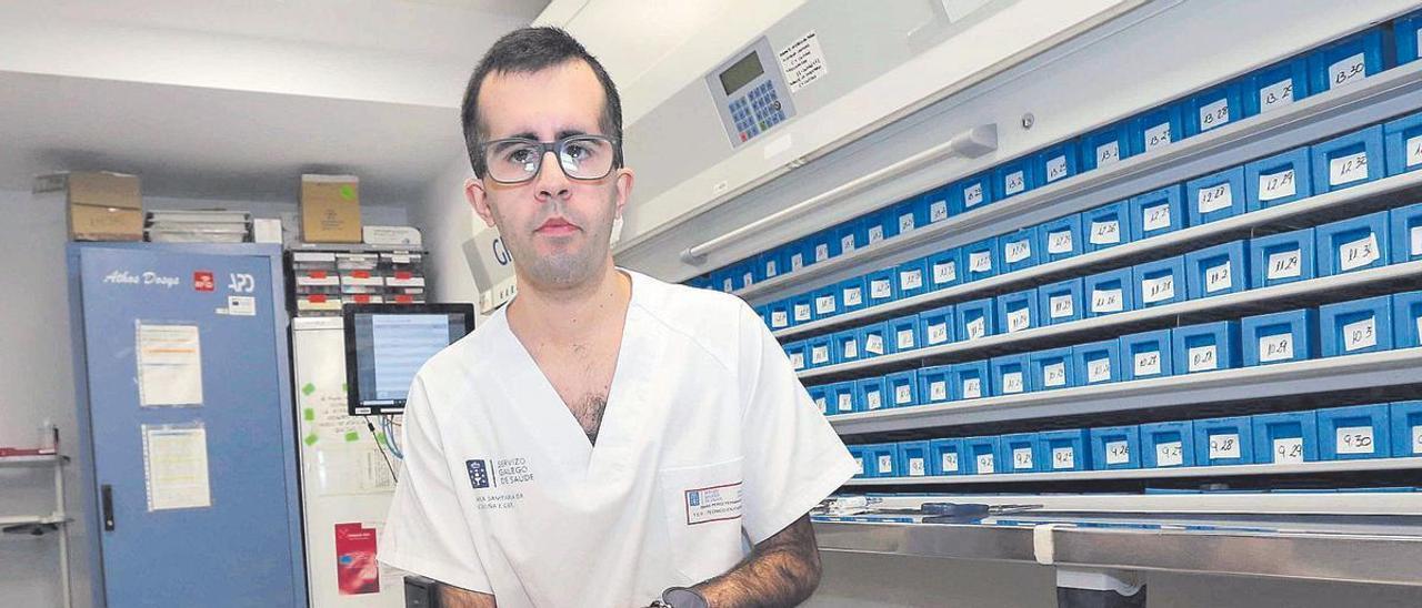 Brais Pérez Fernández, en el almacén de la farmacia del Hospital de A Coruña, donde trabaja tras lograr una plaza en el Sergas. // Iago López