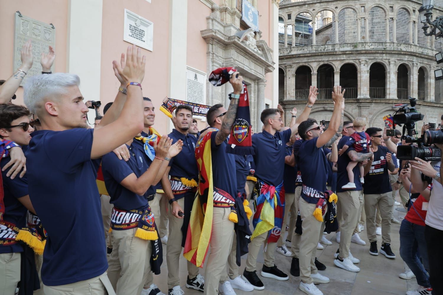 Todas las fotos de la rúa del Levante UD por su ascenso a Primera División