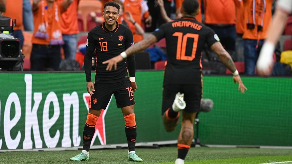 Depay celebra el gol con Malen