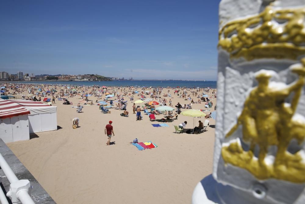 Cerrada la playa de San Lorenzo por completar su aforo de bañistas