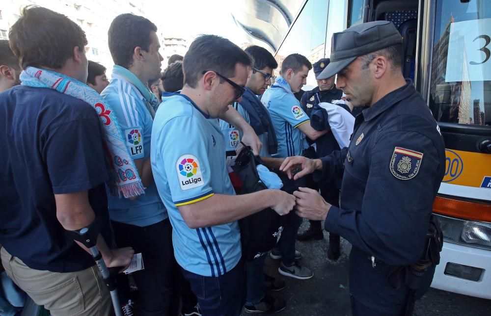 La afición del Celta camino de Riazor