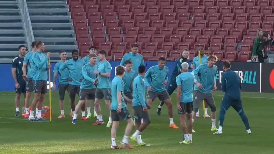 Los jugadores del New Castle entrenando en el Camp Nou para el partido de esta tarde