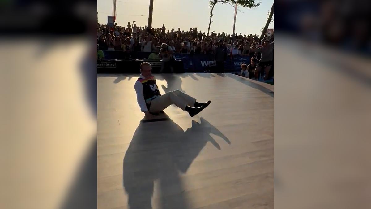 El alcalde de Vigo, Abel Caballero, sorprende bailando ‘break dance’ en el festival de O Marisquiño