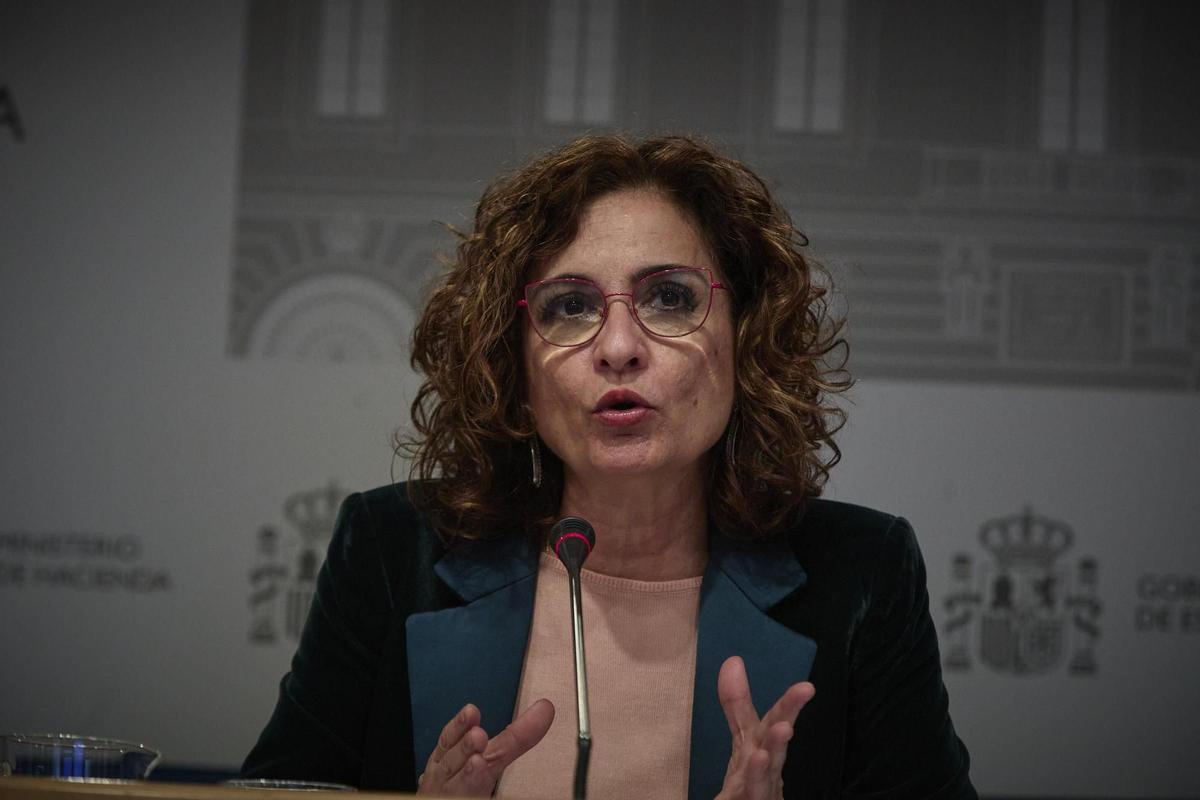 Archivo - La ministra de Hacienda y portavoz del Gobierno, María Jesús Montero, presenta los componentes sobre fiscalidad, lucha contra el fraude fiscal y eficacia del gasto público incluidos en el Plan de Recuperación