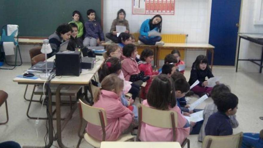 Estudiantes del colegio de Merza participando en un actividad sobre el Día de la Paz, en 2012.