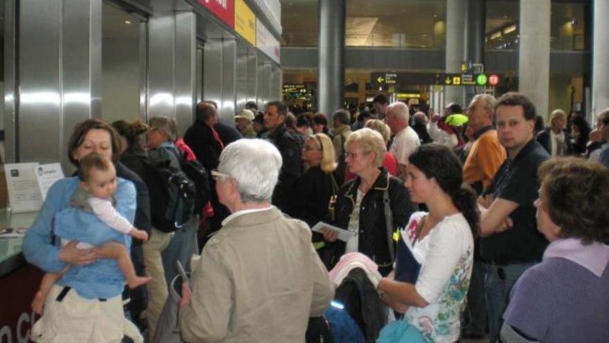 Aeropuerto. Ayer se formaron largas colas en los mostradores de las compañías aéreas.