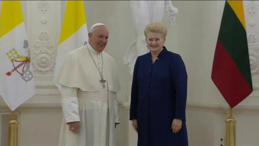 El Papa Francisco llega a Lituania para empezar su gira por los países bálticos