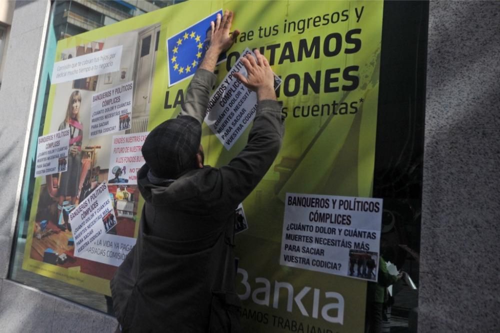 Los antidesahucios toman la sede de Bankia en Murc