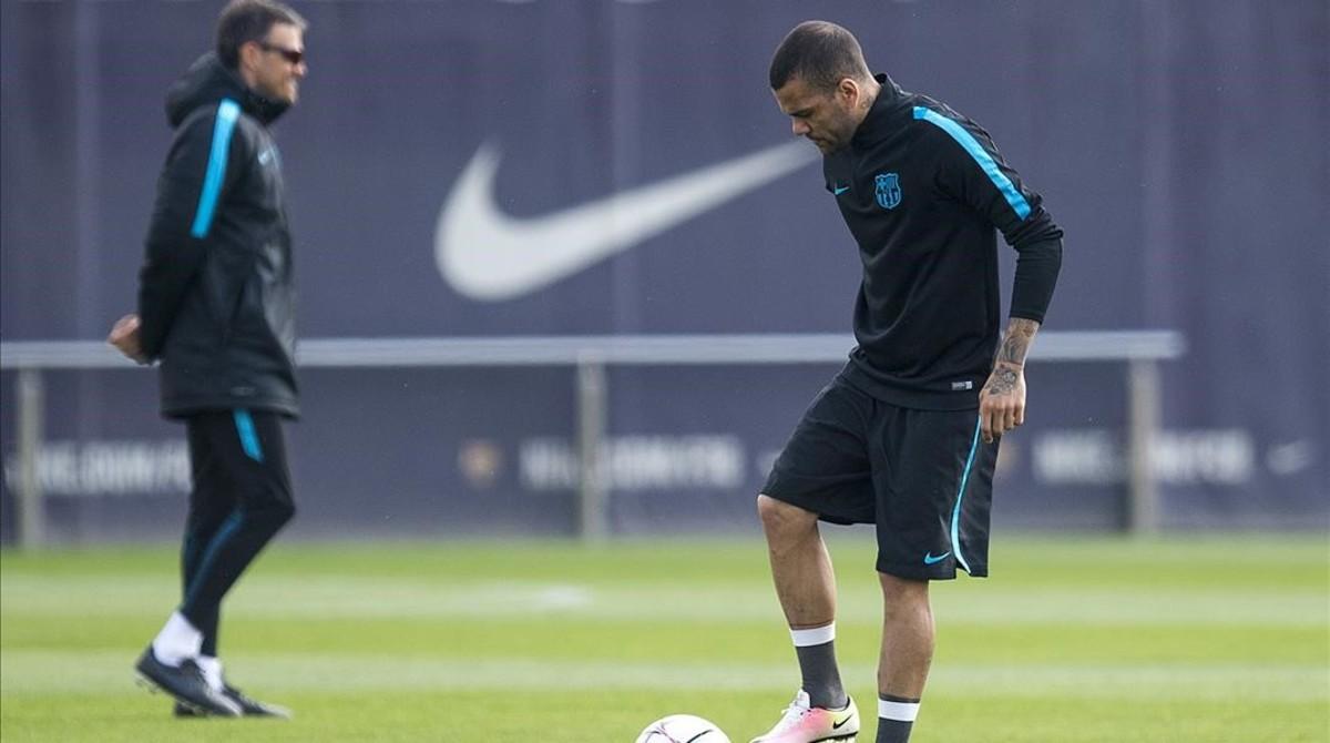 jcarmengol33412505 sant joan despi     04 04 2016     alves toca el b160416134928