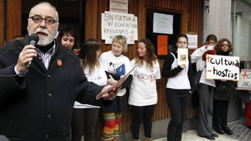 Cien personas piden que las bibliotecas reabran los sábados