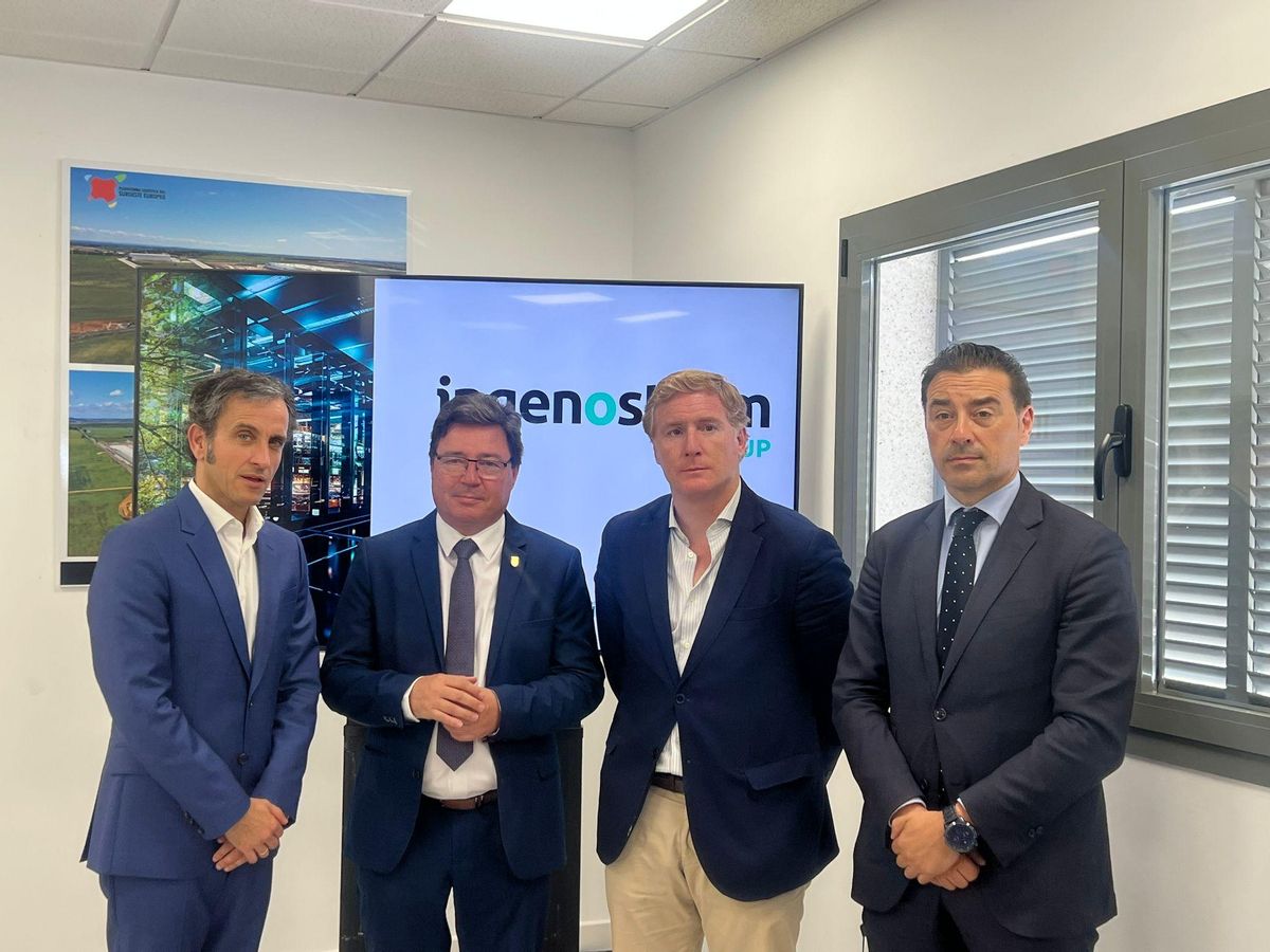 CEO de Ingenostrum, Gabriel Nebreda; el consejero de Economía de la Junta de Extremadura, Guillermo Santa María; el alcalde de Badajoz, Ignacio Gragera y el presidente de Avante, Miguel Ángel Mendiano, esta mañana en la presentación del proyecto DC Badajoz.