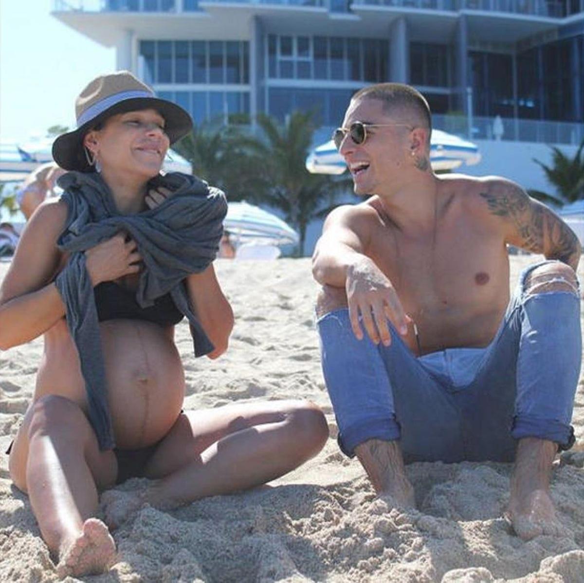 Maluma la acompaña a la playa cuando ella está embarazadísima