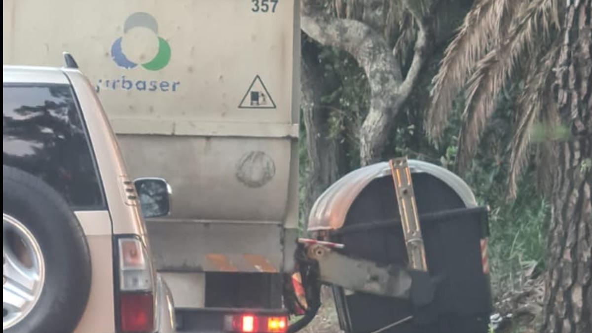 Un camión recoge la basura en La Laguna