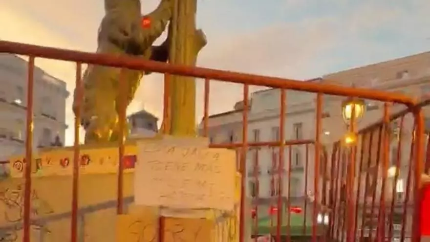 El Ayuntamiento de Madrid limpia y valla la estatua del Oso y el Madroño