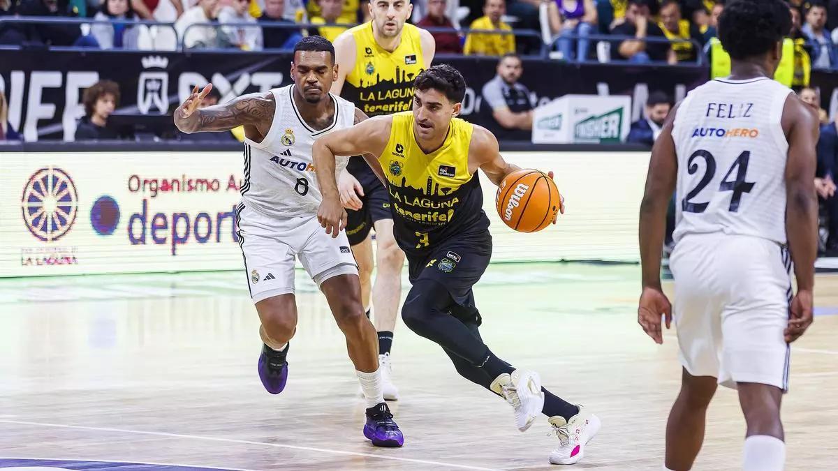 Jaime Fernández trata de penetrar ante Rathan-Mayes