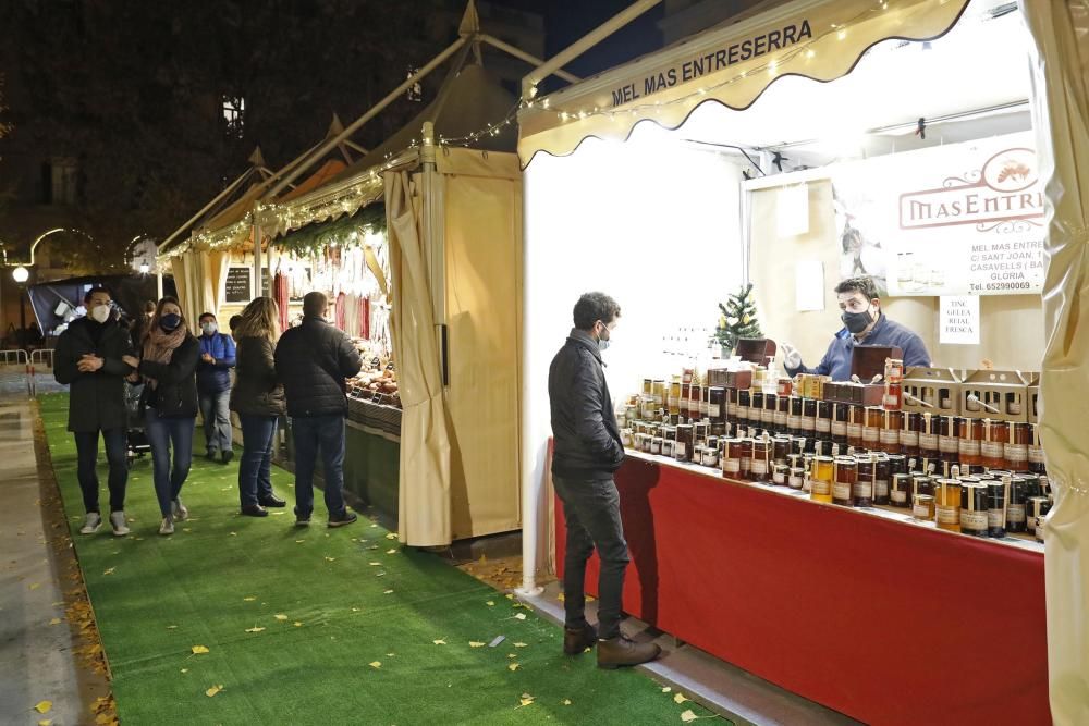 El primer dia del mercat de Nadal de Girona