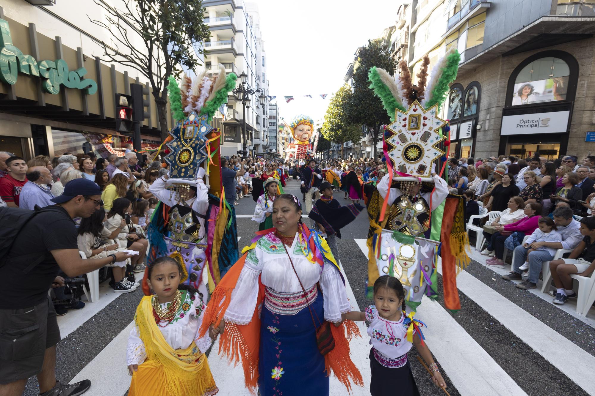 En Imágenes: El Desfile del Día de América llena las calles de Oviedo en una tarde veraniega