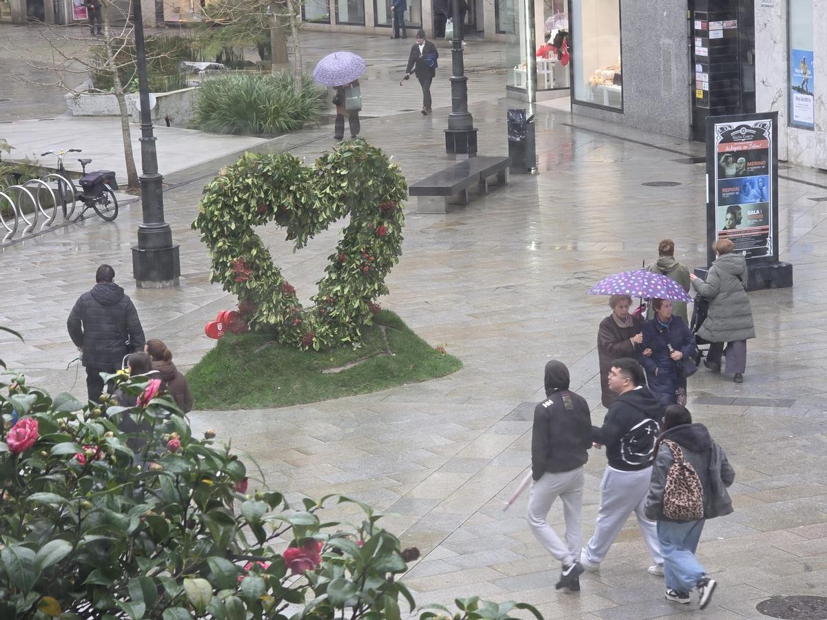 El corazón vegetal que anuncia el San Valentín en Vilagarcía.