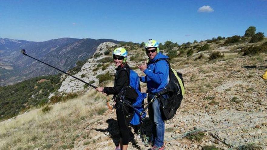 Una bloguera del Regne Unit practicant parapent a Organyà