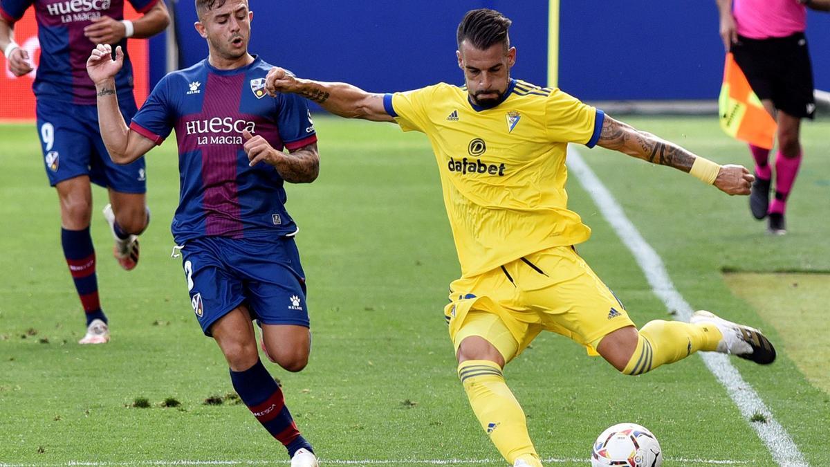 El defensa Pablo Maffeo (izda) pelea por el control del balón con el delantero Álvaro Negredo.