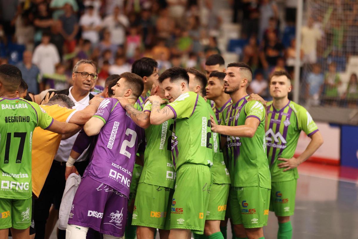 Los jugadores del Palma Futsal celebran el triunfo en la pista junto al técnico Antonio Vadillo.