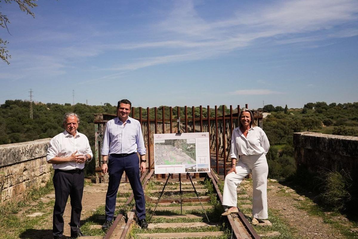 Salvador Fuentes, José María Bellido e Isabel Albás.