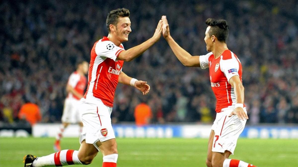 Özil y Alexis, celebrando un gol del Arsenal