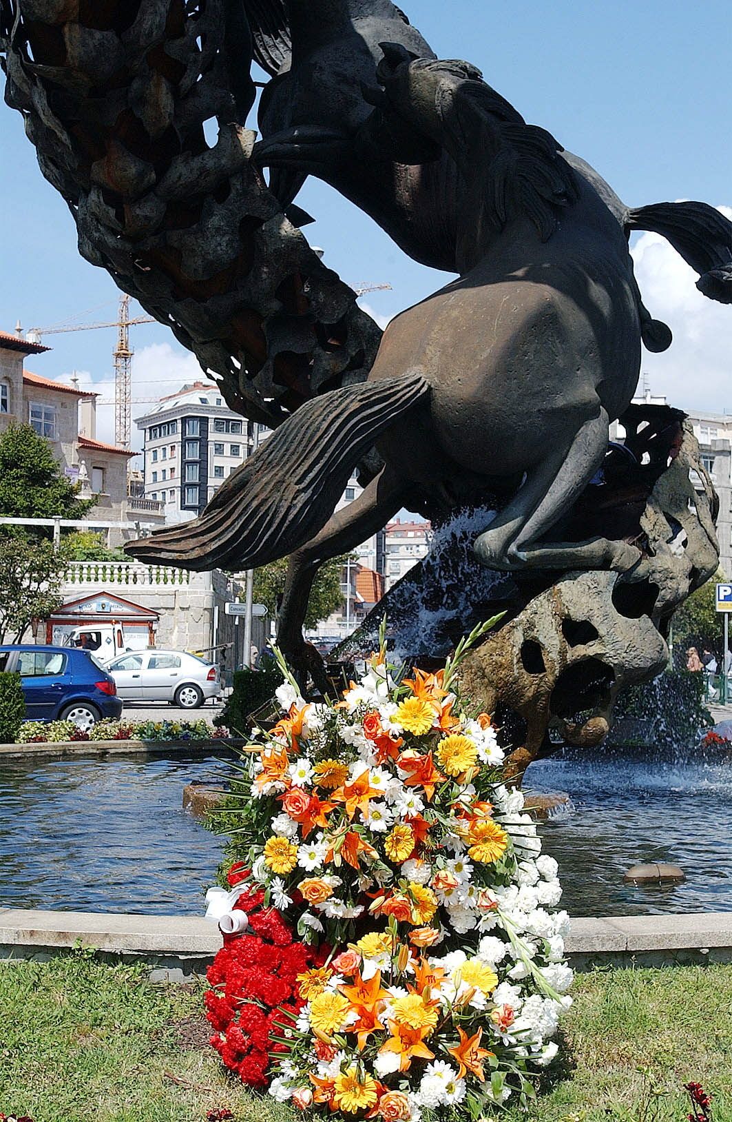 Ramos de flores en el monumento a los caballos en Praza de Espala en memoria del escultor en 2002