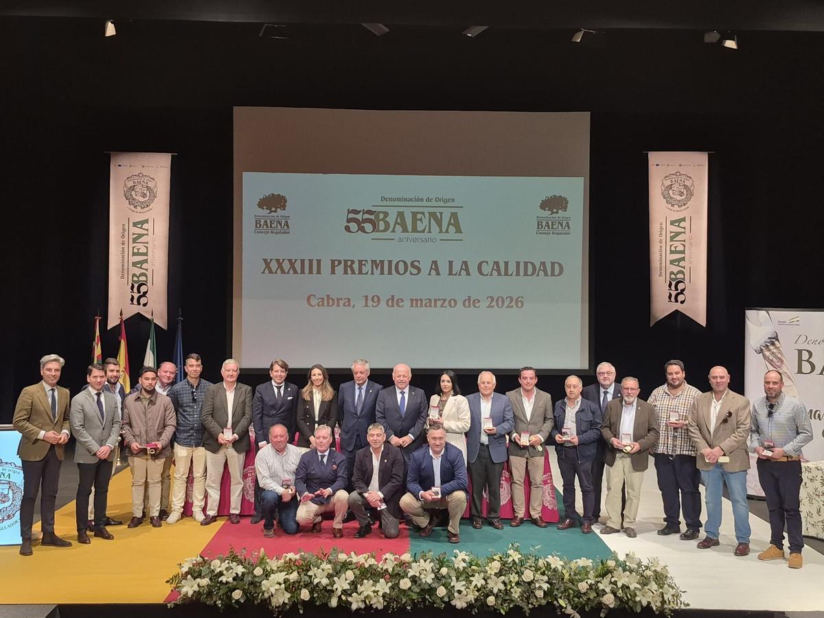 Autoridades y premiados, en la entrega de premios de la denominación de origen Baena, celebrados en Cabra.