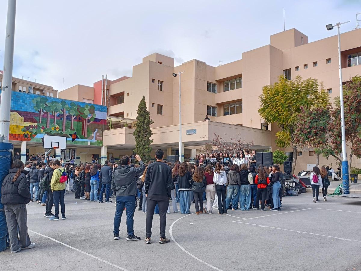 Alumnos en el patio del IES Carrús, en una imagen facilitada por el centro.