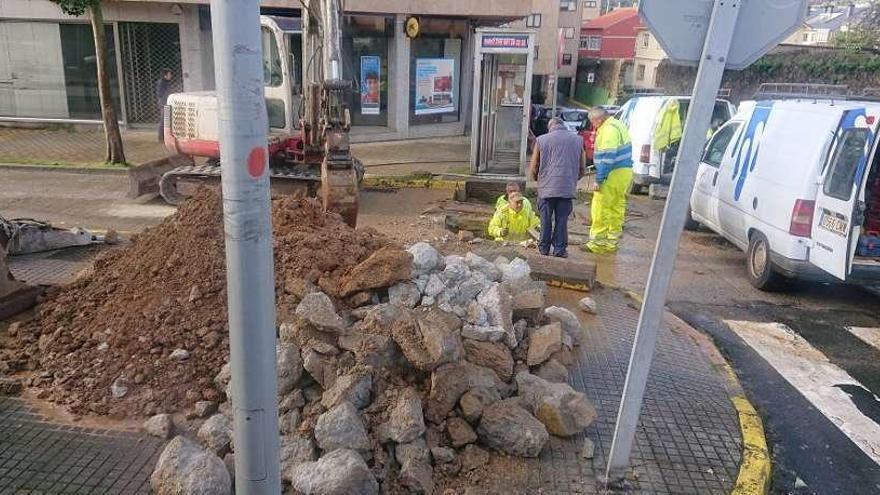 Operarios de Sergesco ayer reparando la avería de la red de agua en la parada de taxis frente a Hábitat.