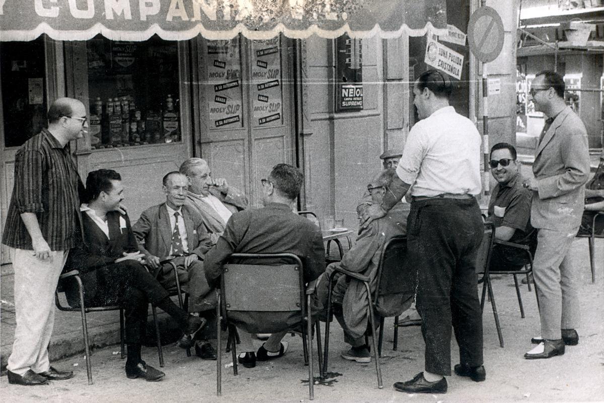 En la parte superior, el toldo de la perfumería Gómiz y Compañía