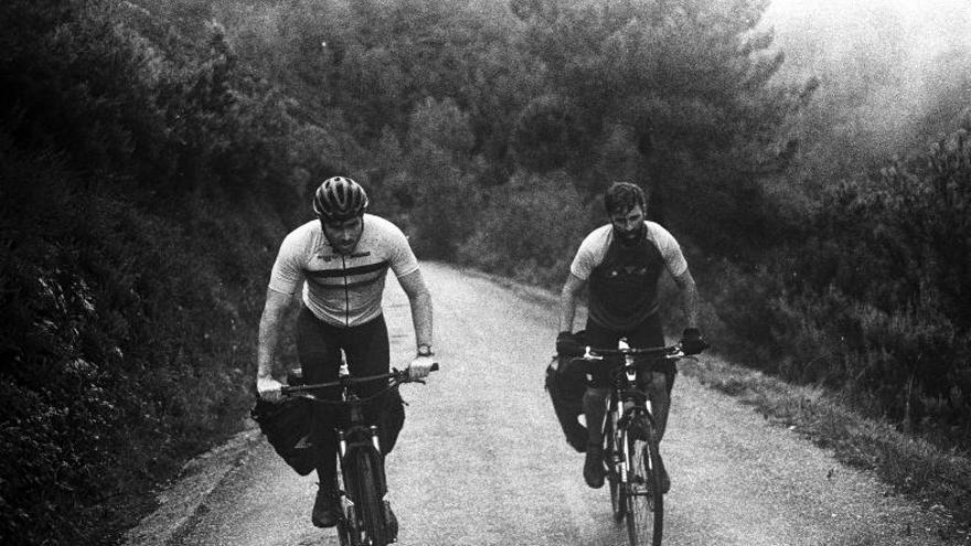 Javi y Pepe, por las duras rampas que esconde la Sierra de los Ancares, en Lugo.