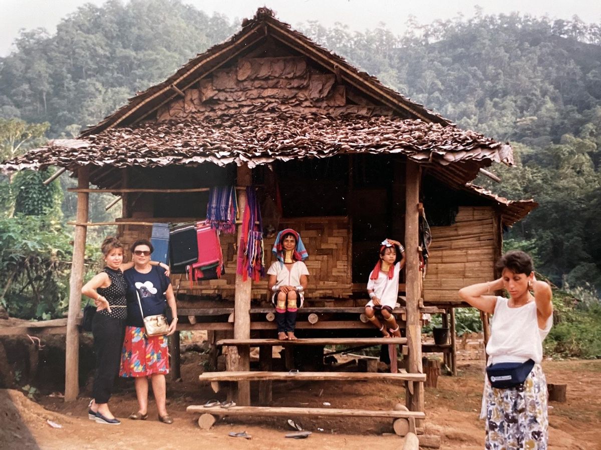 Antonia ha sido una viajera incansable. En la foto, a finales de los 80 con las mujeres jirafa, durante un viaje por Asia.