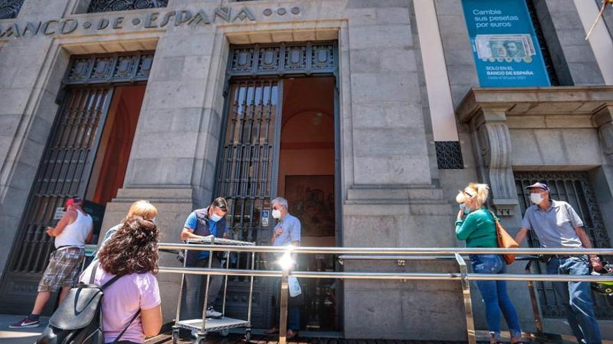 Colas en el Banco de España de Santa Cruz de Tenerife de gente cambiando las últimas pesetas