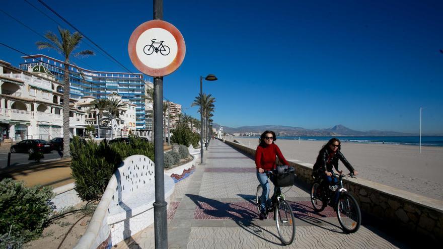 Seis de cada diez alicantinos considera que la ciudad no está adaptada a la convivencia de vehículos y ciclistas