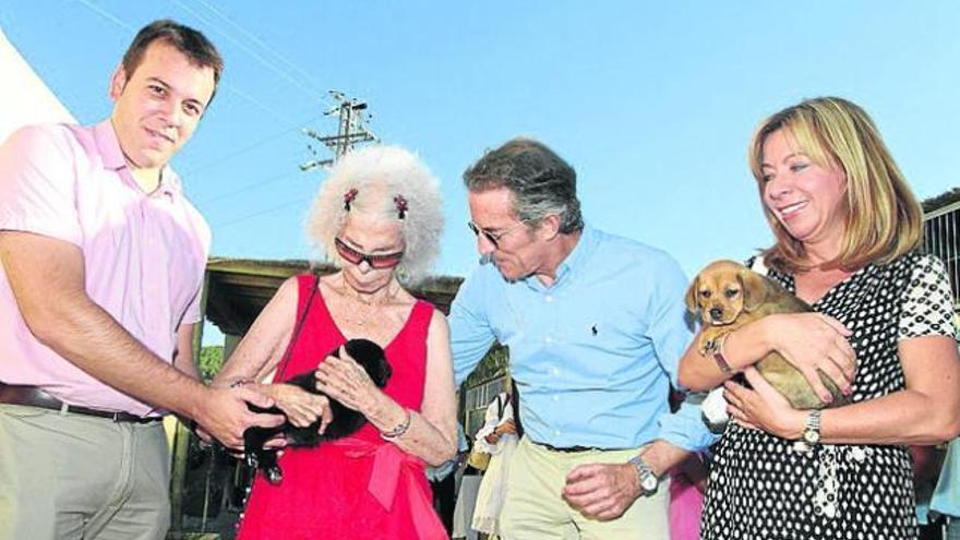 La duquesa de Alba y Alfonso Díez  adoptan un cachorro
