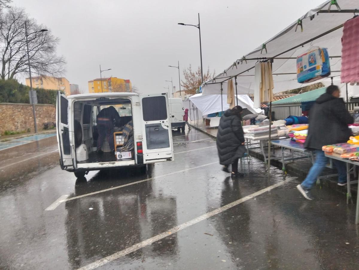 Fotogalería | La lluvia agua el mercadillo de La Hispanidad de Plasencia