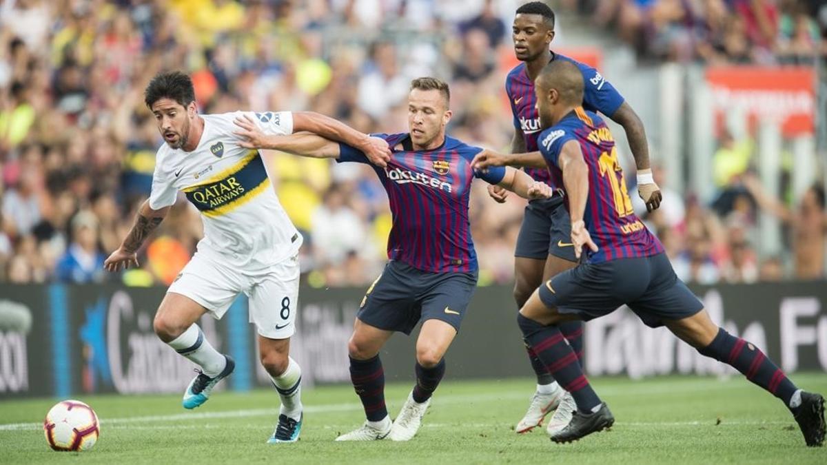 Arthur presiona a Pérez, del Boca Juniors, con la ayuda de Rafinha, en la pasada edición del Gamper.