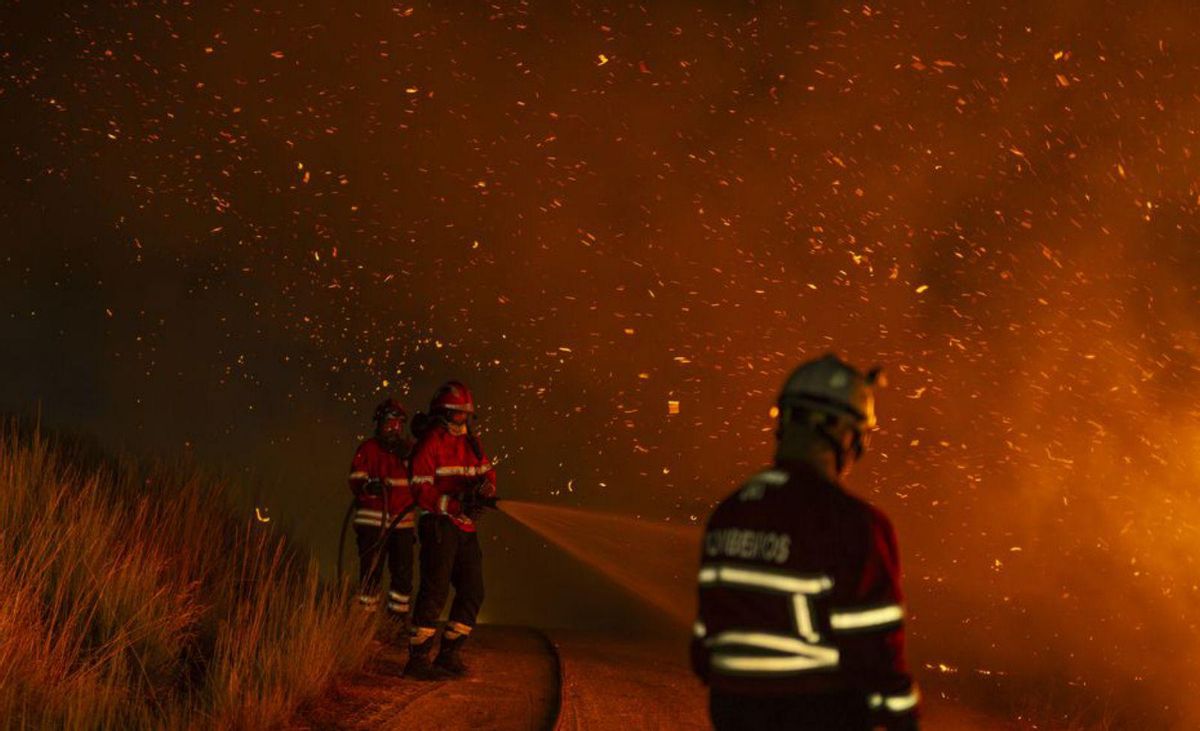 El mayor incendio del verano en Galicia cruza la frontera de Ourense a Portugal