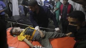 NOTA EDS: CONTENIDO GRÁFICO - Un joven palestino gravemente herido en el bombardeo israelí de la Franja de Gaza es llevado al hospital kuwaití en el campo de refugiados de Rafah, en el sur de la Franja de Gaza, el viernes 19 de abril de 2024 por la noche. (Foto AP/Ismael Abu Dayyah)