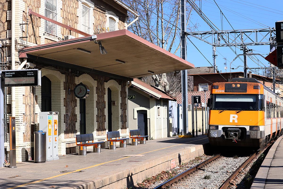 Un maquinista de Rodalies esclata davant viatgers que creuen les vies: «¡Una mica de respecte!»