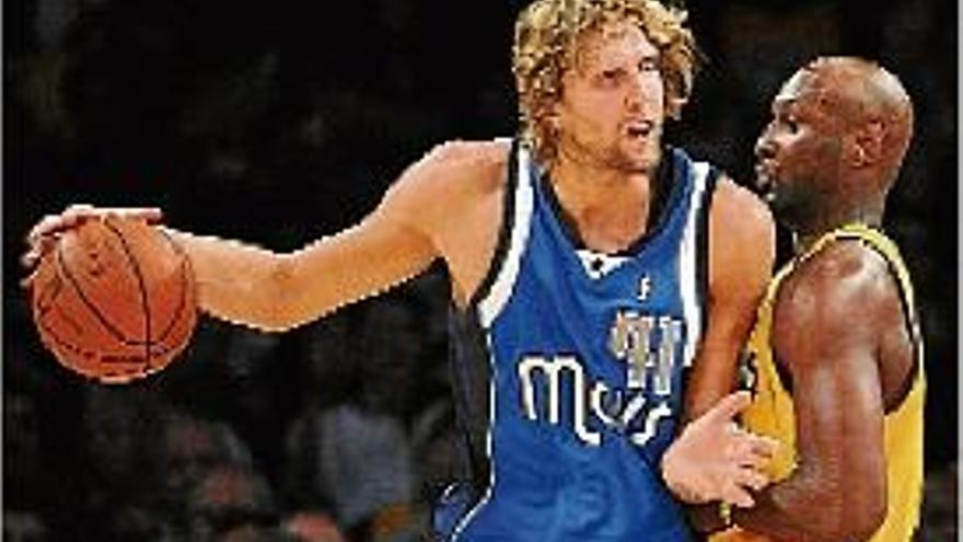 Dirk Nowitzki (esquerra) intenta superar Lamar Odom, dels Lakers