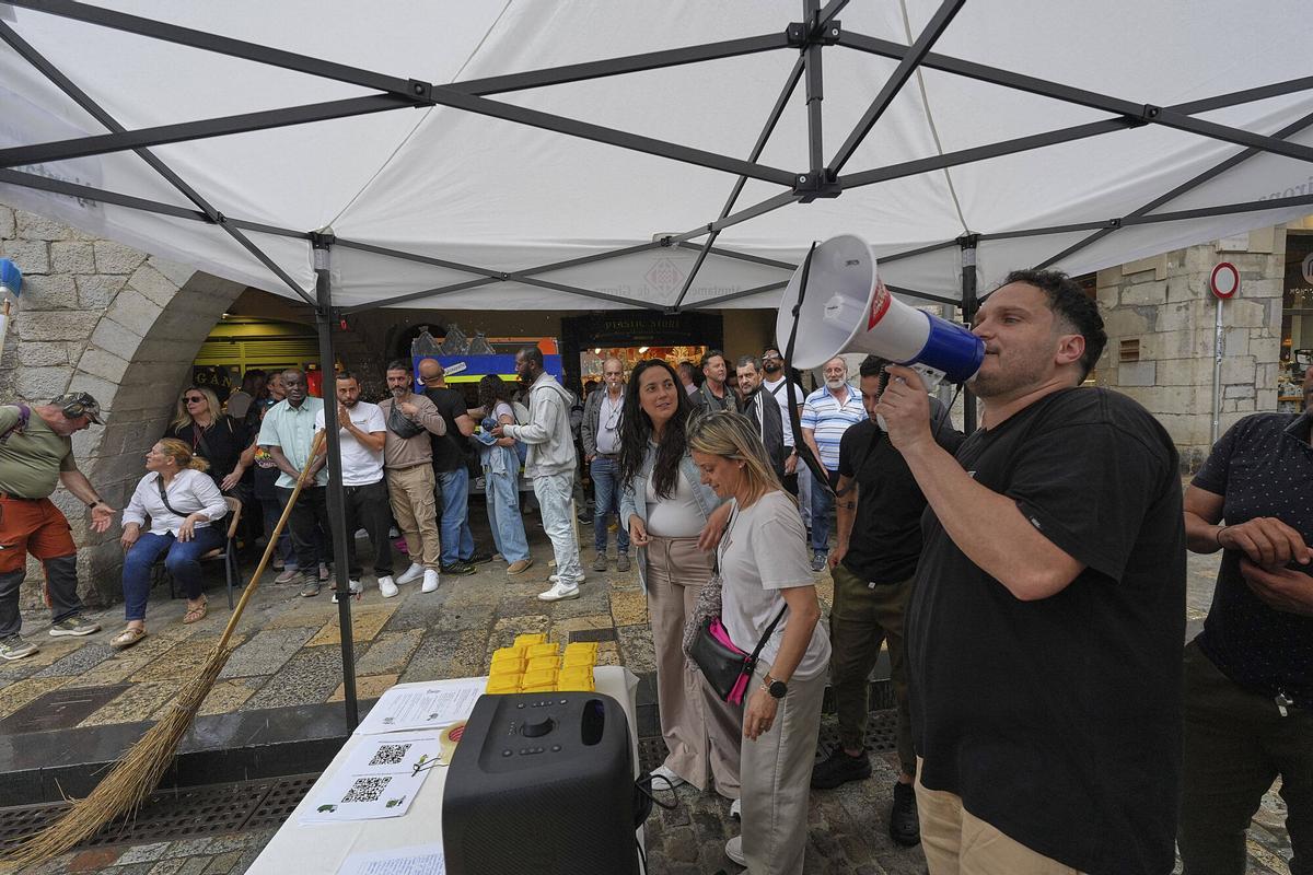 Girona plaça del Vi protesten els treballadors de Girona+Neta